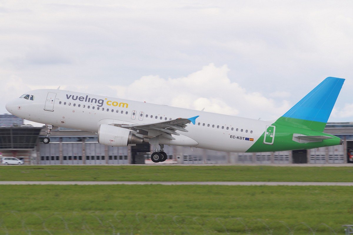EC-KDT       A320-216     Vueling Airlines
