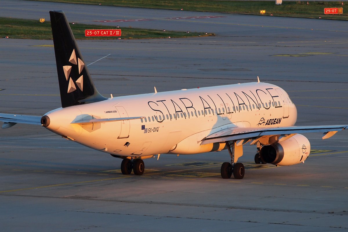 SX-DVQ Aegean Airlines Airbus A320-200.JPG