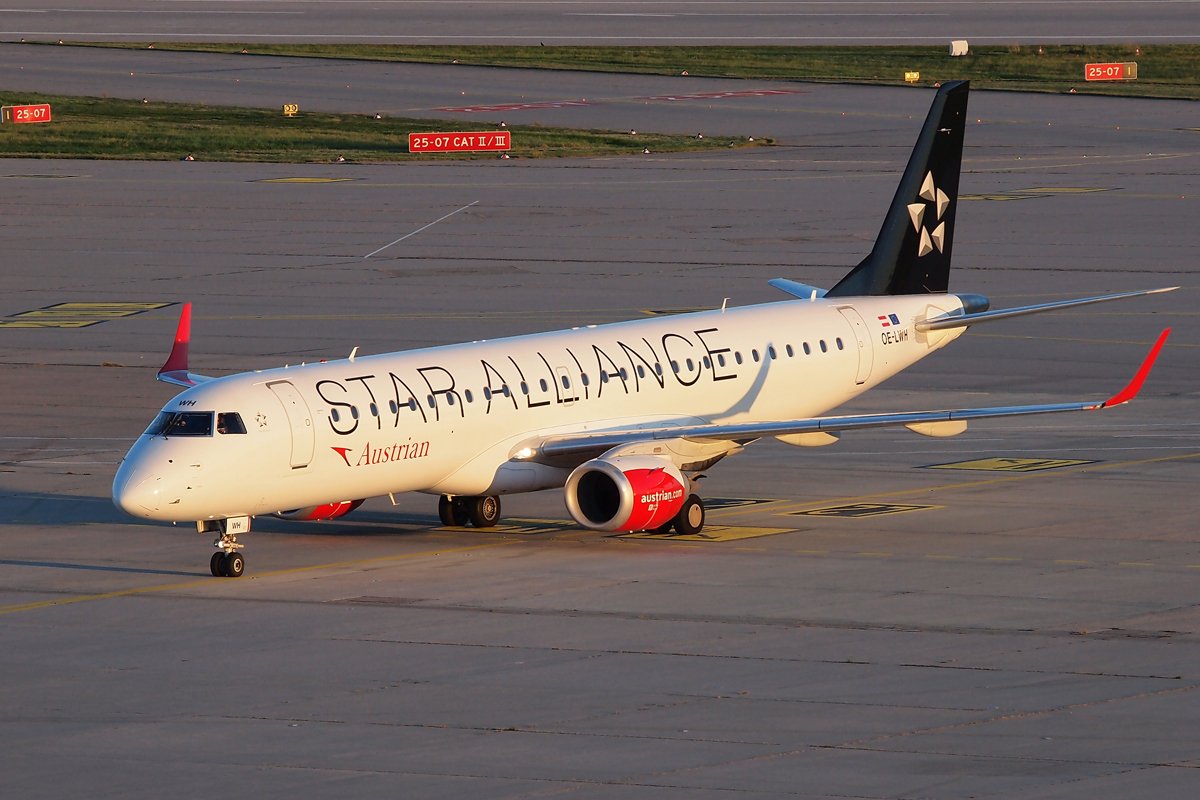 OE-LWH Austrian Airlines Embraer ERJ-195.JPG