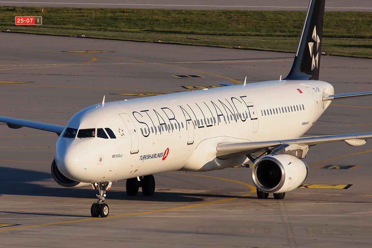 TC-JRY Turkish Airlines Airbus A321-200.JPG