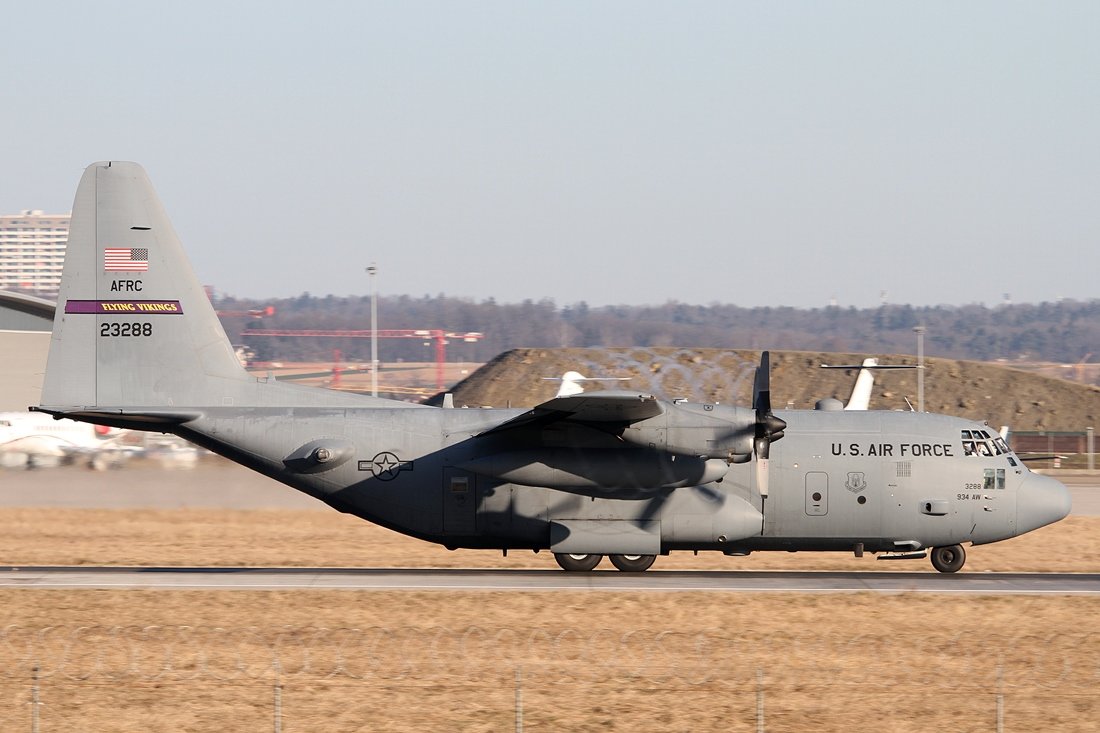 Vereinigte Staaten - US Air Force (USAF) Lockheed C-130H Hercules 92-3288