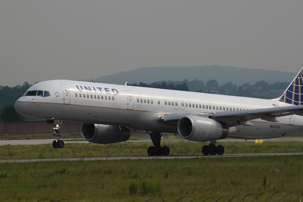 United Airlines (Continental Airlines)<br />Boeing 757-224<br />N41135