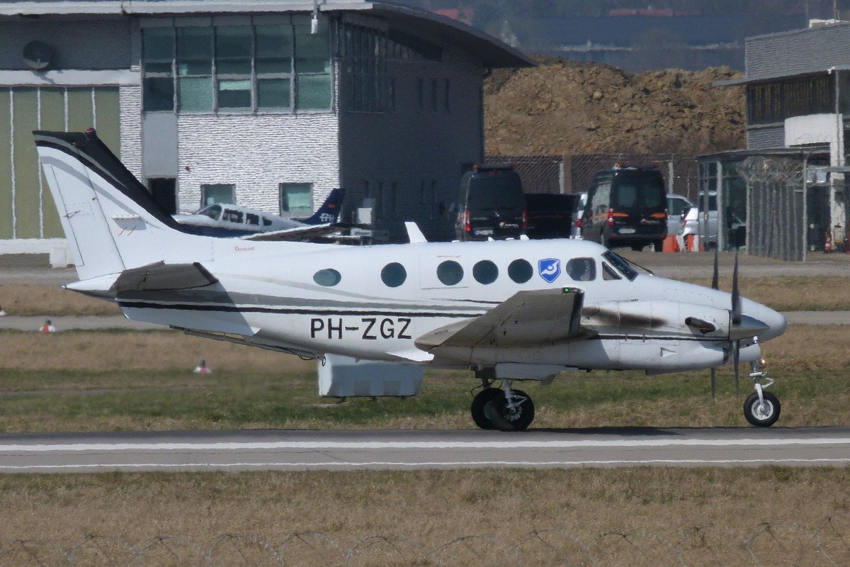 PH-ZGZ.     Beech C-90A King Air