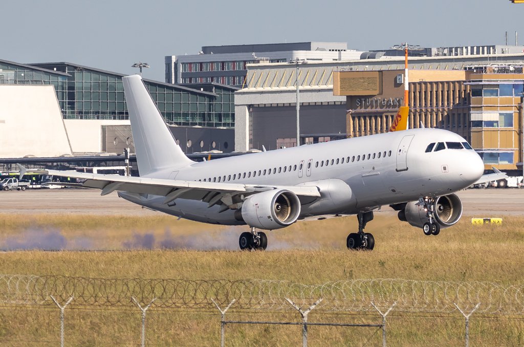 Avion Express Malta / 9H-MLA / Airbus A320-214