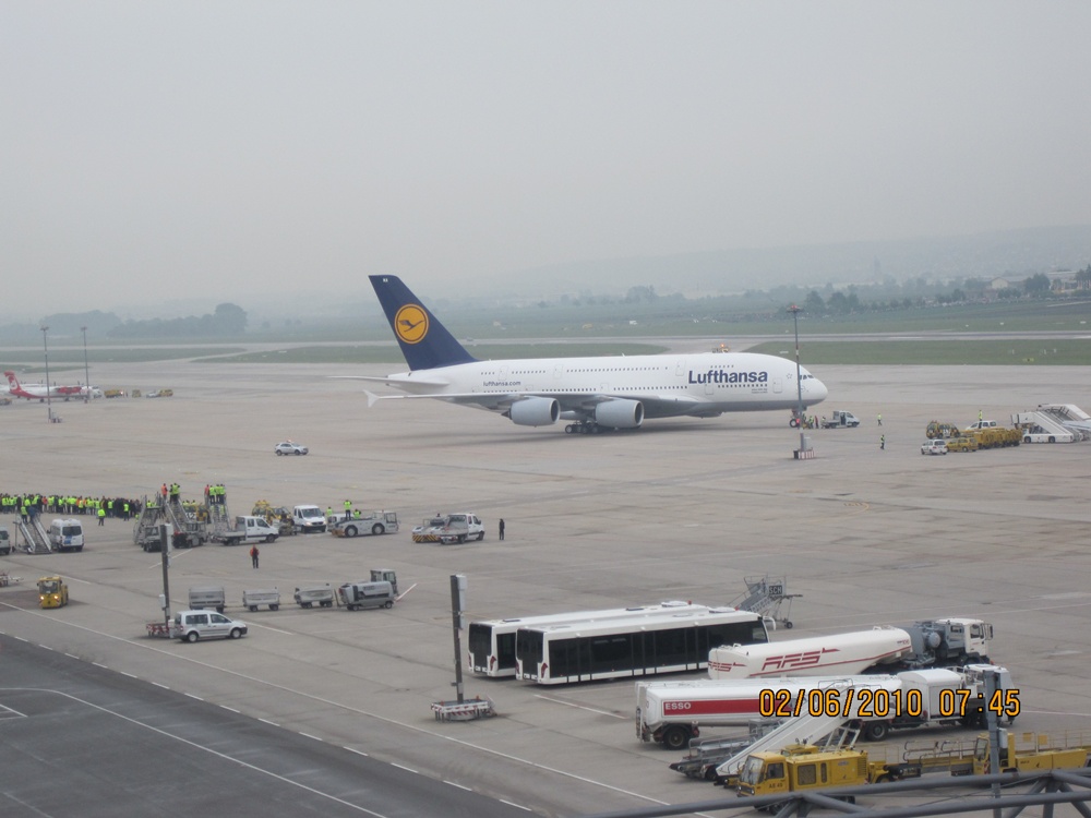 Man beachte die Menschenmasse auf dem Vorfeld