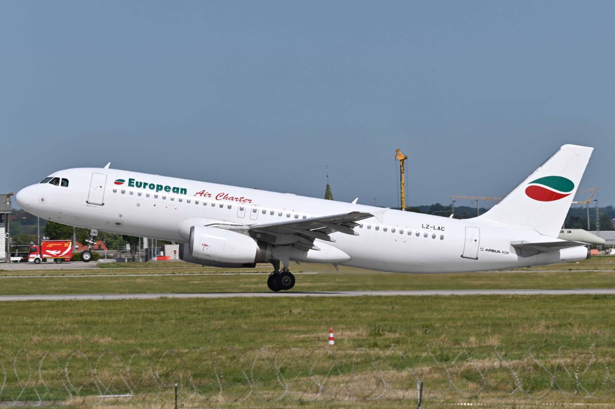 LZ-LAC Airbus A320-231 European Air Charter.JPG