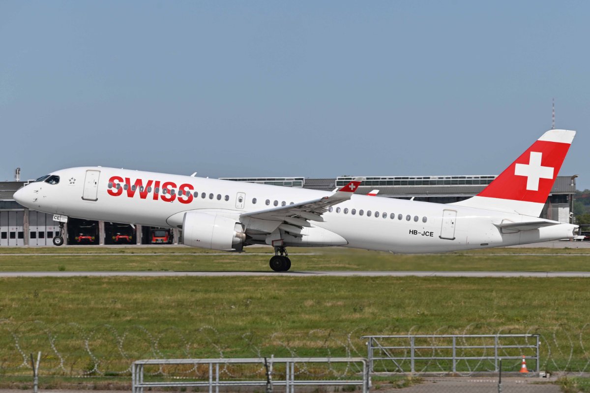 HB-JCE Bombardier CSeries CS300 Swiss.JPG