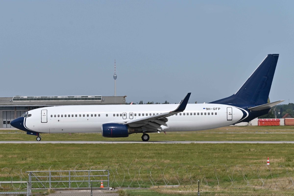 9H-GFP Boeing 737-89L Aeroitalia.JPG