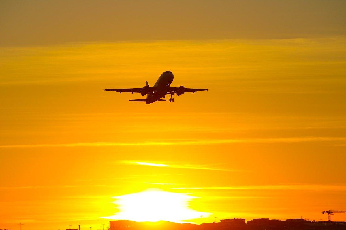 Sonnenuntergang mit Flugzeug.jpg