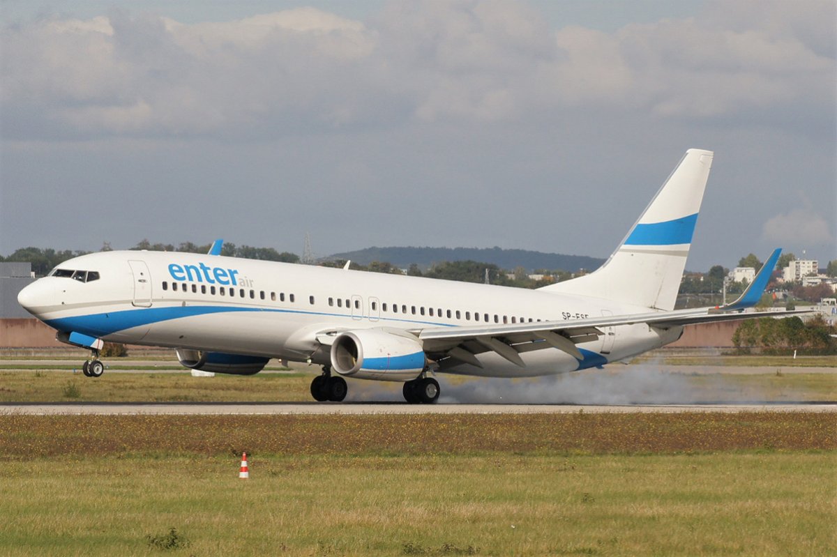 SP-ESF  737-8AS    Enter Air