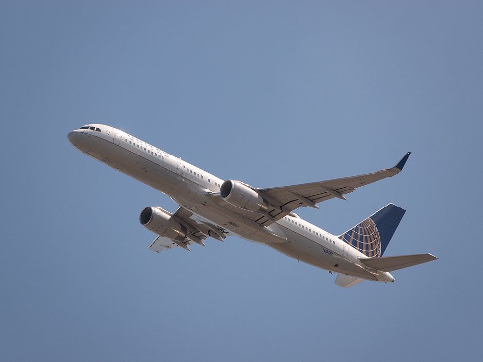 N13110 United Airlines Boeing 757-224(WL).jpg