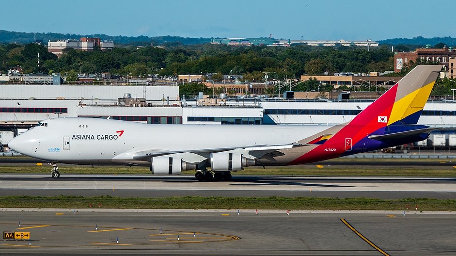 HL7420 Asiana Airlines Boeing 747-48EF.jpg