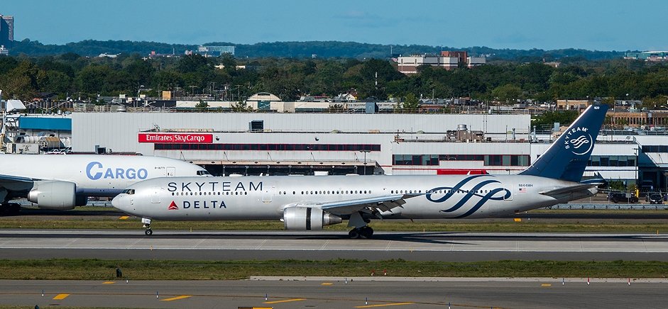 N844MH Delta Air Lines Boeing 767-432ER.jpg