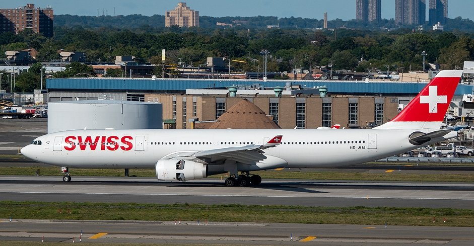 HB-JHJ Swiss Airbus A330-343.jpg