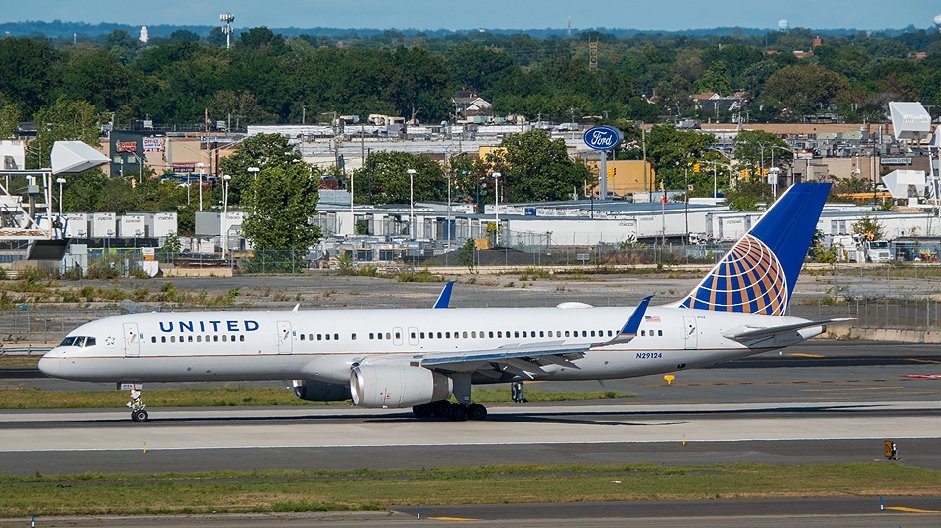 N29124 United Airlines Boeing 757-224(WL.jpg