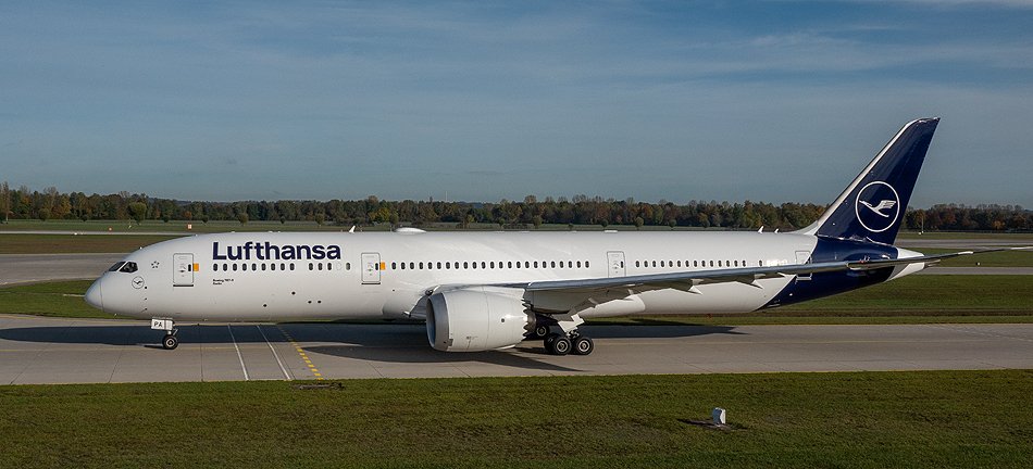 D-ABPA Lufthansa Boeing 787-9 Dreamliner (2).jpg