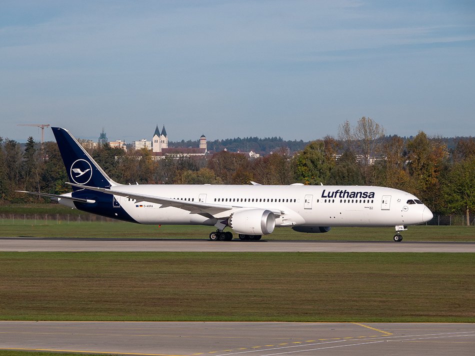 D-ABPA Lufthansa Boeing 787-9 Dreamliner (4).jpg