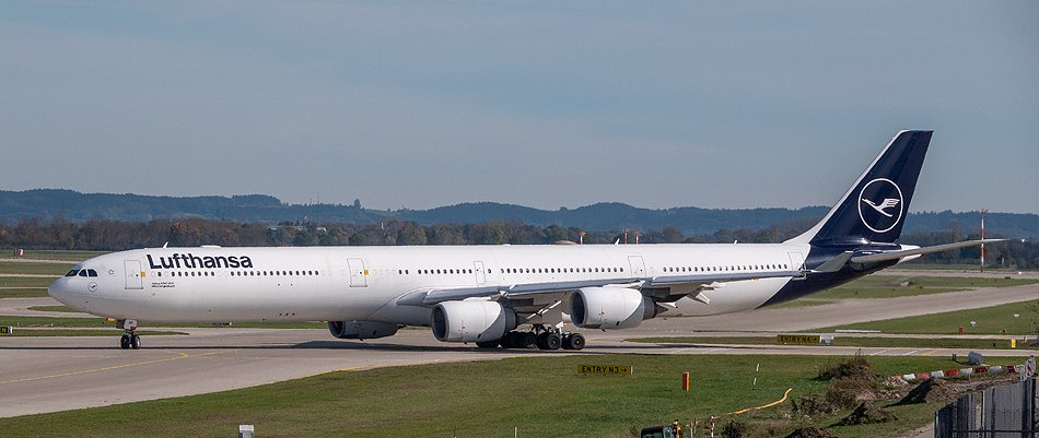 D-AIHI Lufthansa Airbus A340-642 (1).jpg