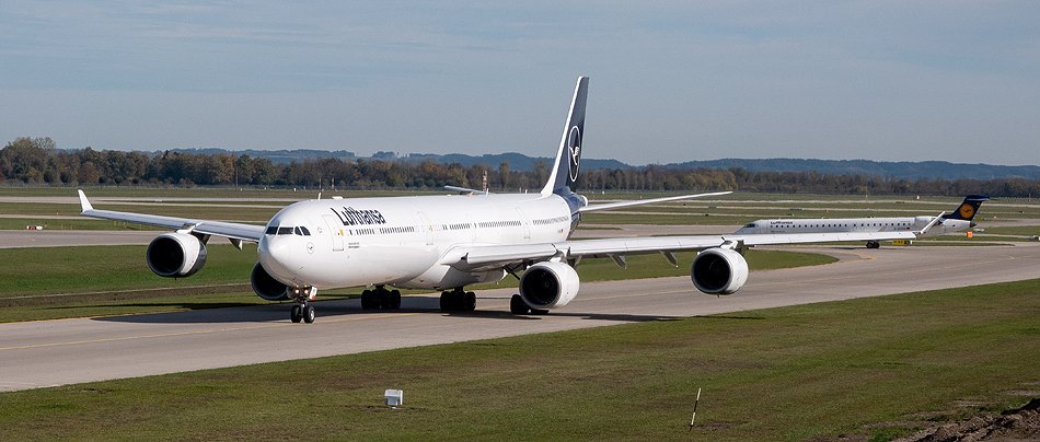 D-AIHI Lufthansa Airbus A340-642 (2).jpg