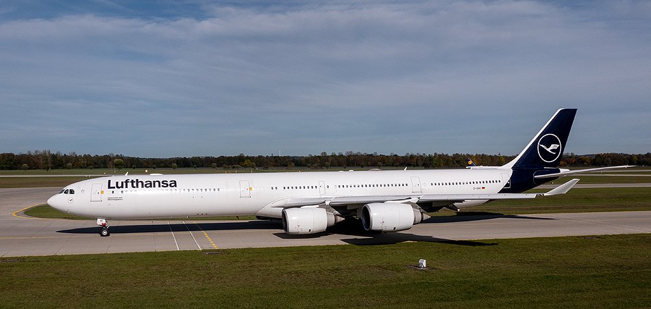 D-AIHI Lufthansa Airbus A340-642 (3).jpg