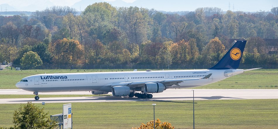 D-AIHU Lufthansa Airbus A340-642 (1).jpg