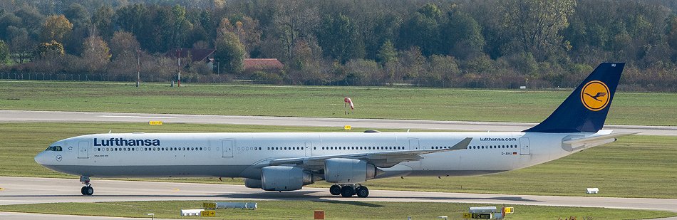 D-AIHU Lufthansa Airbus A340-642 (2).jpg