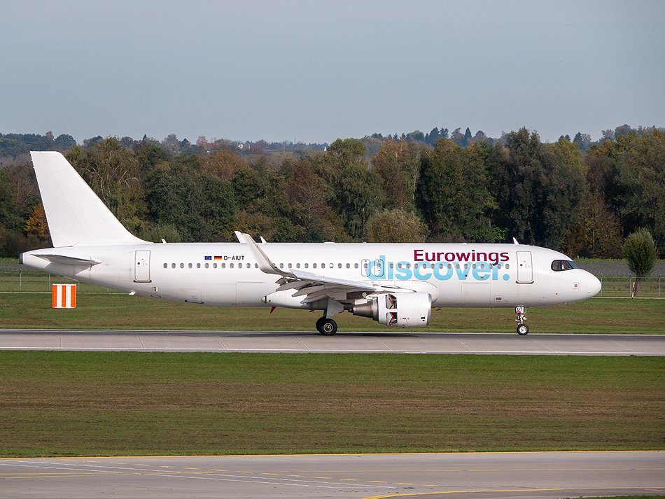 D-AIUT Eurowings Discover Airbus A320-214(WL) (2).jpg