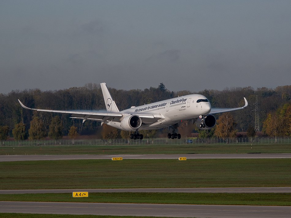 D-AIVD Lufthansa Airbus A350-941 (1).jpg