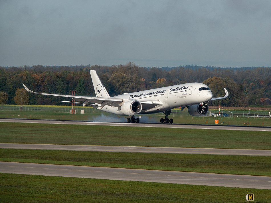 D-AIVD Lufthansa Airbus A350-941 (2).jpg
