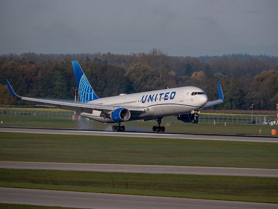 N654UA United Airlines Boeing 767-322ER(WL).jpg