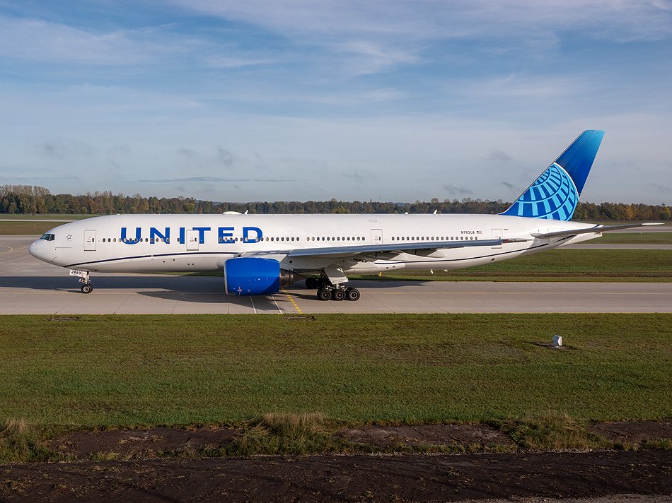N783UA United Airlines Boeing 777-222ER.jpg