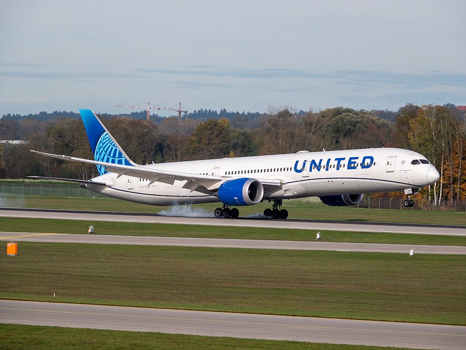 N12012 United Airlines Boeing 787-10 Dreamliner.jpg