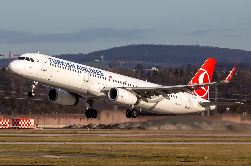 Turkish Airlines / TC-JSZ / Airbus A321-231