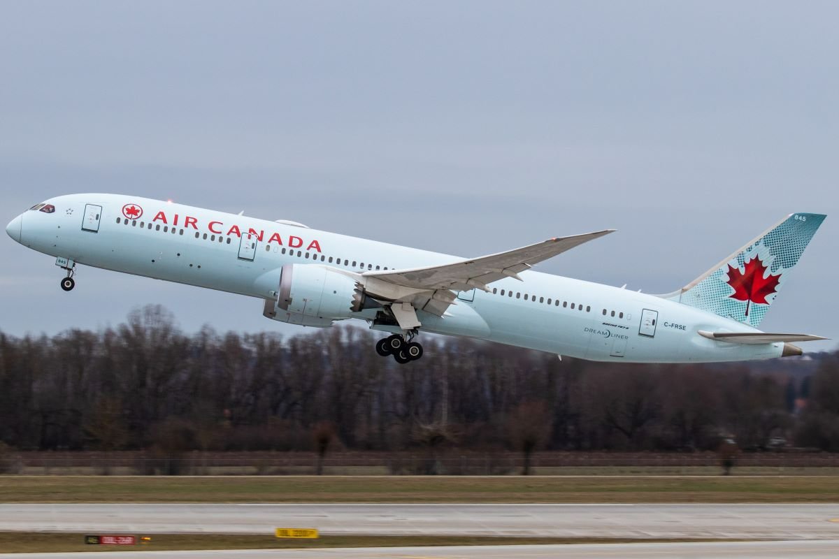 und ab dem Air Canada dreamliner in der alten Lackierung ist das Licht dann flöten gegangen..