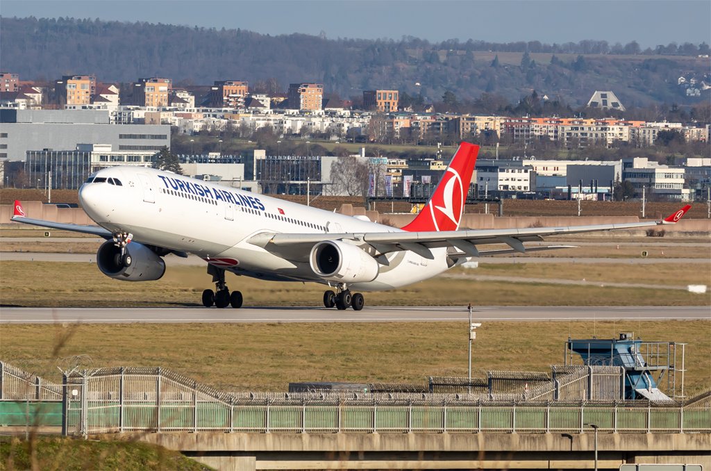 Turkish Airlines / TC-LOA / Airbus A330-343