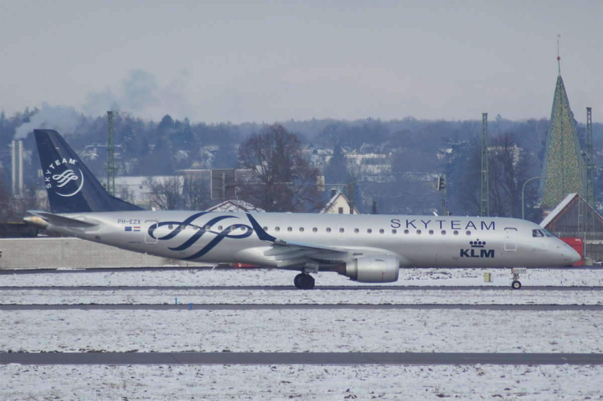 PH-EZX.     Embraer E190STD.     KLM