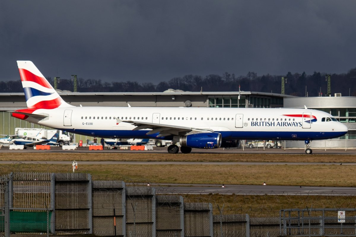 Vormittags ging der British A321 G-EUXI bei schönem Kontrast raus