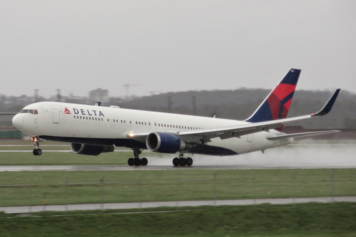 N1605.       767-332(ER).      Delta Airlines