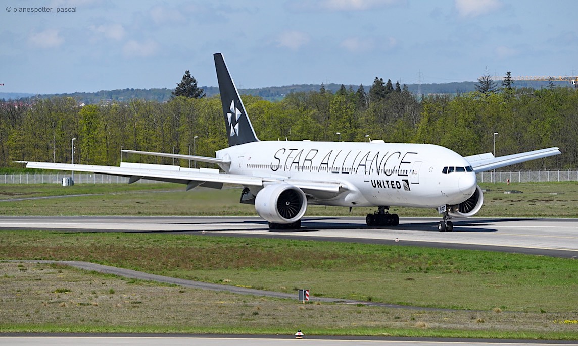 N77022 / United / B777-200