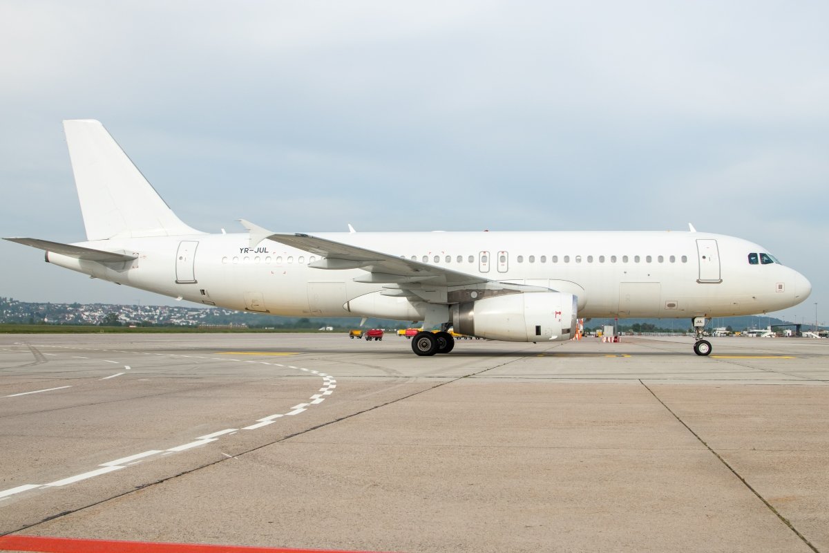 21.5.2023_DanAir_YR-JUL_A320.jpg