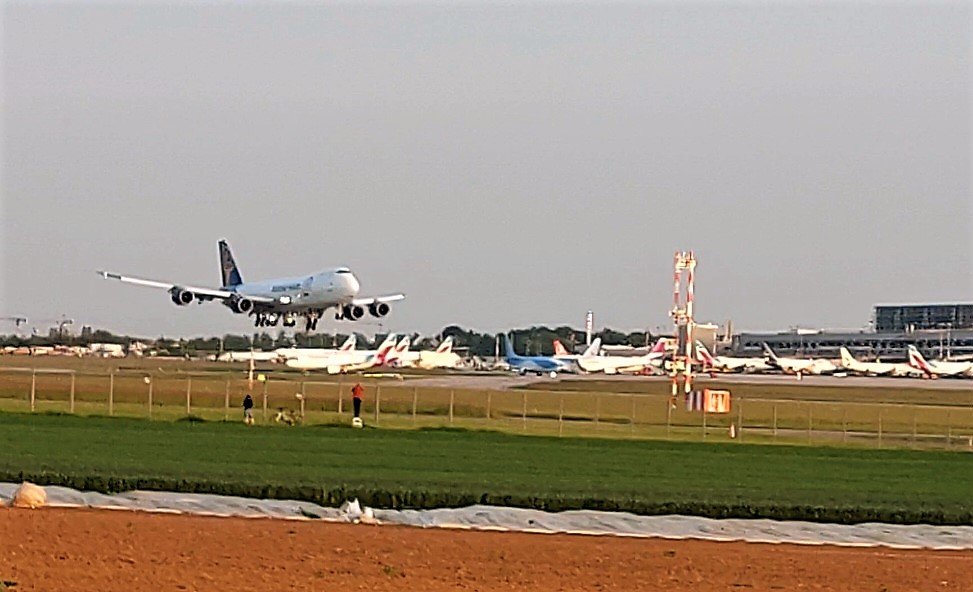 Atlas Air 747-8F kurz vor dem Touchdown.jpg