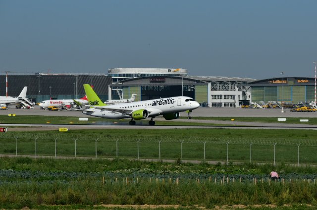 YL-AAQ A220-300 Air Baltic