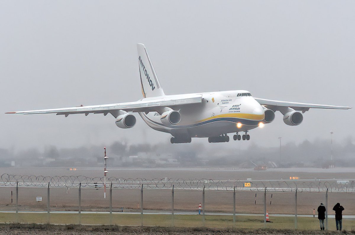 UR-82007.1.jpg