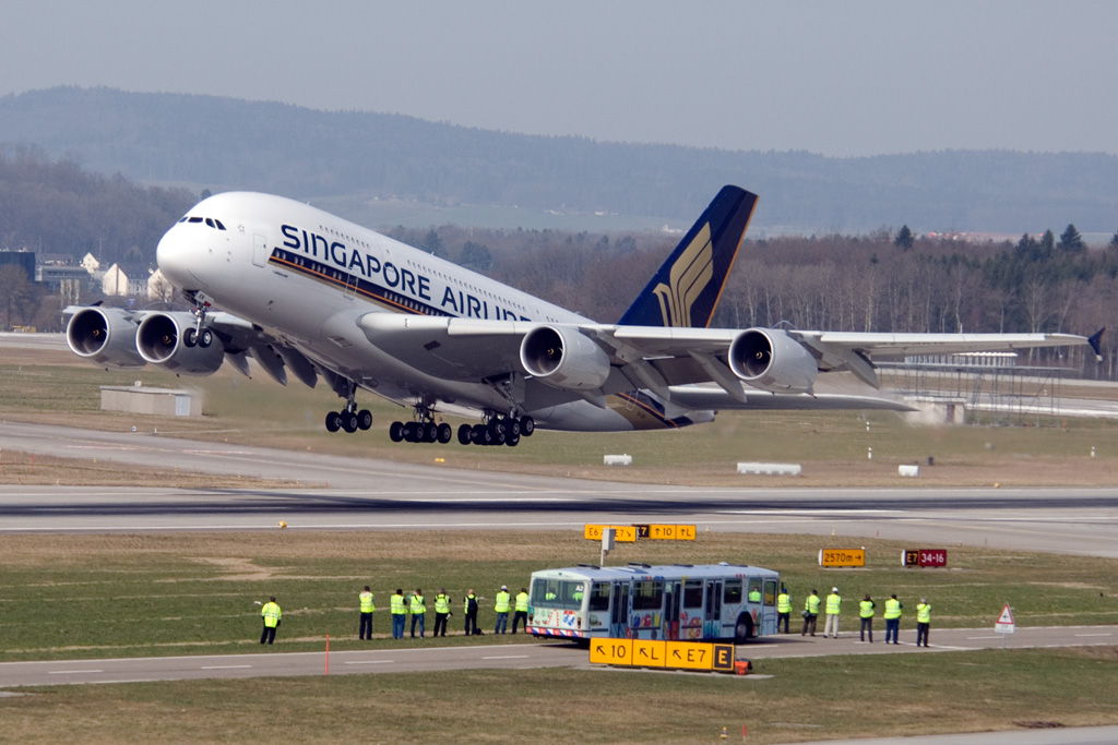 Spottergruppe beim Start neben der RWY – man stelle sich das mal bei uns vor!?