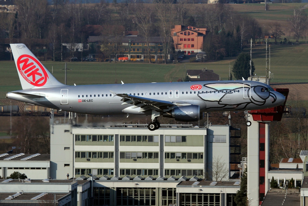 OE-LEC  Airbus A320-214  Niki.JPG