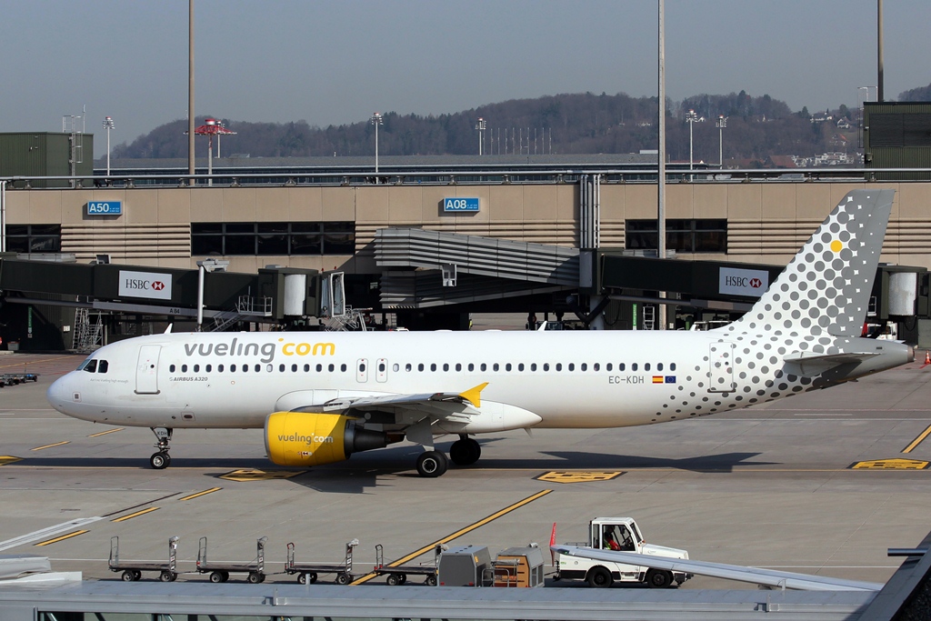 EC-KDH  Airbus A320-214  Vueling Airlines.JPG