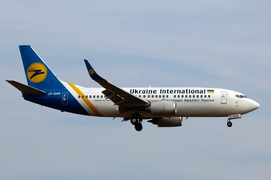 UR-GKN  Boeing 737-36N  Ukraine International Airlines.JPG