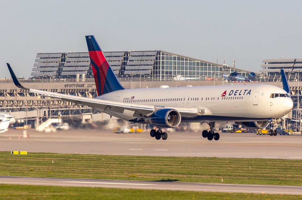Delta Air Lines / N176DZ / Boeing 767-332(ER)