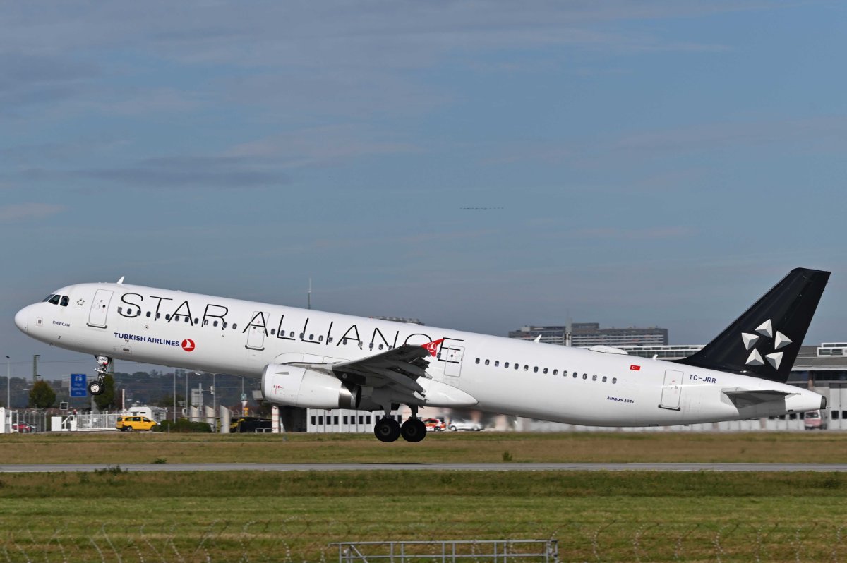 TC-JRR Turkish Airlines Airbus A321-231.JPG