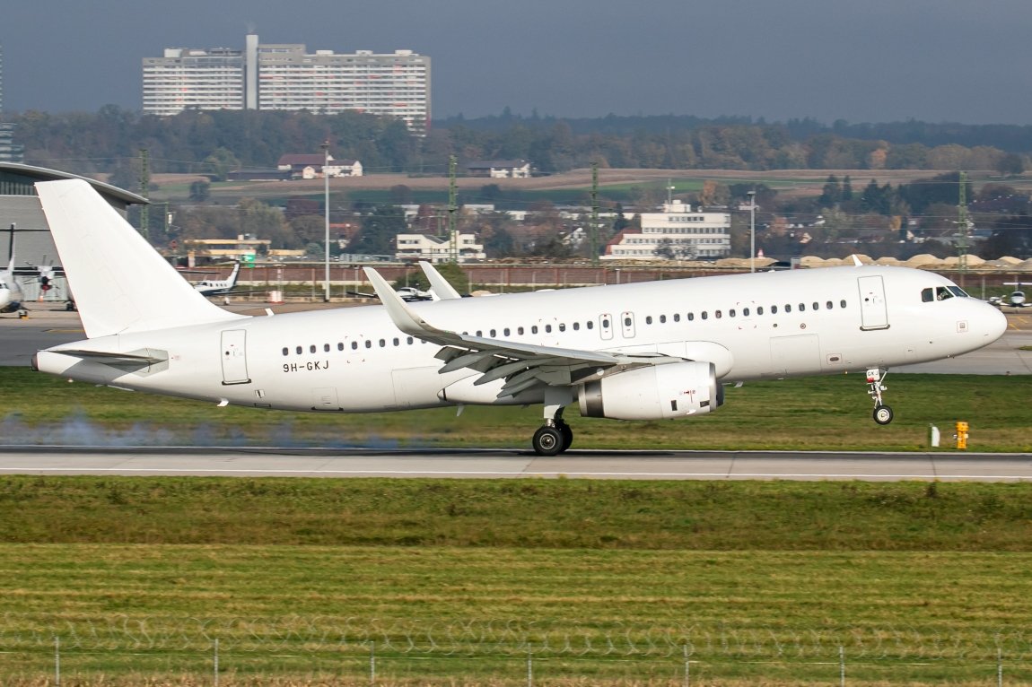 26.10.2024_AvionExpressMalta_9H-GKJ_A320.jpg